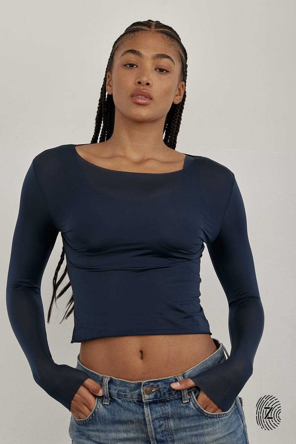 חולצת שרוול ארוך - מבד שאינו אטום, צווארון עגול, החולצה מבד דק ואינה ארוכה מדי באורכה. גוון כחול נייבי/כהה