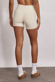 שורט מדגם ADEL 82 מבד 4 כיוונים המתקדם, בגוון שמנת