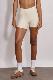 שורט מדגם ADEL 82 מבד 4 כיוונים המתקדם, בגוון שמנת