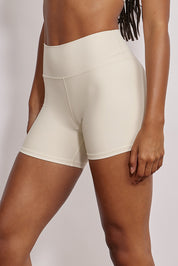 שורט מדגם ADEL 82 מבד 4 כיוונים המתקדם, בגוון שמנת