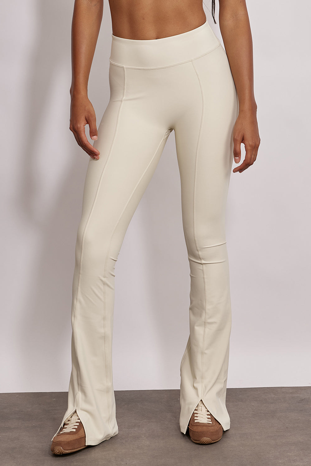 טייץ מתרחב מדגם ADEL 92 עם פתח בסיומת הרגל הקדמית ותיפורים לאורך הרגל בגוון שמנת