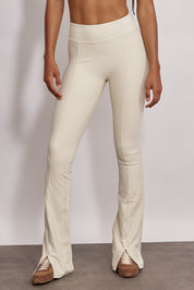 טייץ מתרחב מדגם ADEL 92 עם פתח בסיומת הרגל הקדמית ותיפורים לאורך הרגל בגוון שמנת