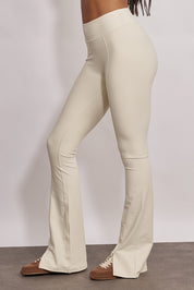 טייץ מתרחב מדגם ADEL 92 עם פתח בסיומת הרגל הקדמית ותיפורים לאורך הרגל בגוון שמנת