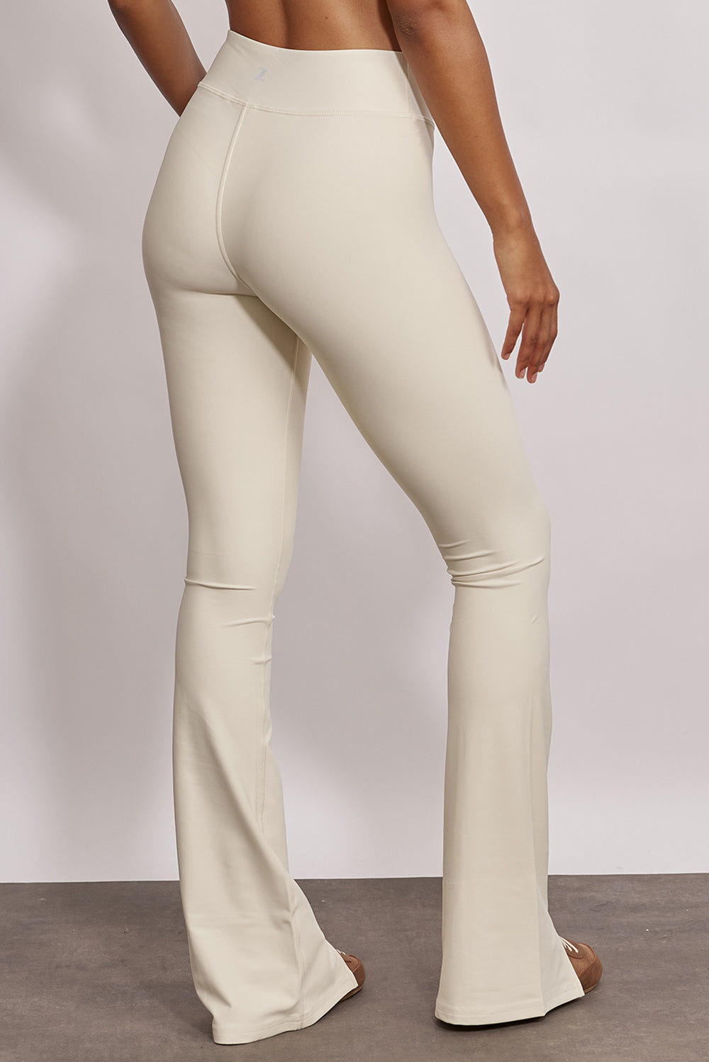 טייץ מתרחב מדגם ADEL 92 עם פתח בסיומת הרגל הקדמית ותיפורים לאורך הרגל בגוון שמנת