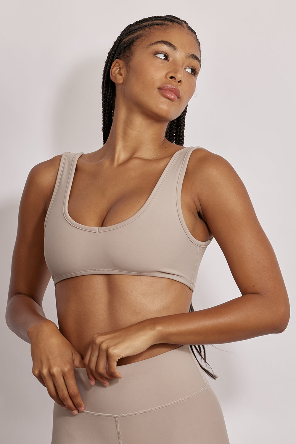 טופ מדגם ADEL 88 מבד 4 כיוונים המתקדם, בגזרת וי, הטופ ללא ריפוד נשלף וללא פתח להכנסת ריפוד - בגוון אפור