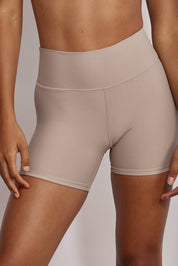 שורט מדגם ADEL 82 מבד 4 כיוונים המתקדם, בגוון אפור