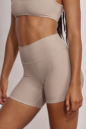 שורט מדגם ADEL 82 מבד 4 כיוונים המתקדם, בגוון אפור