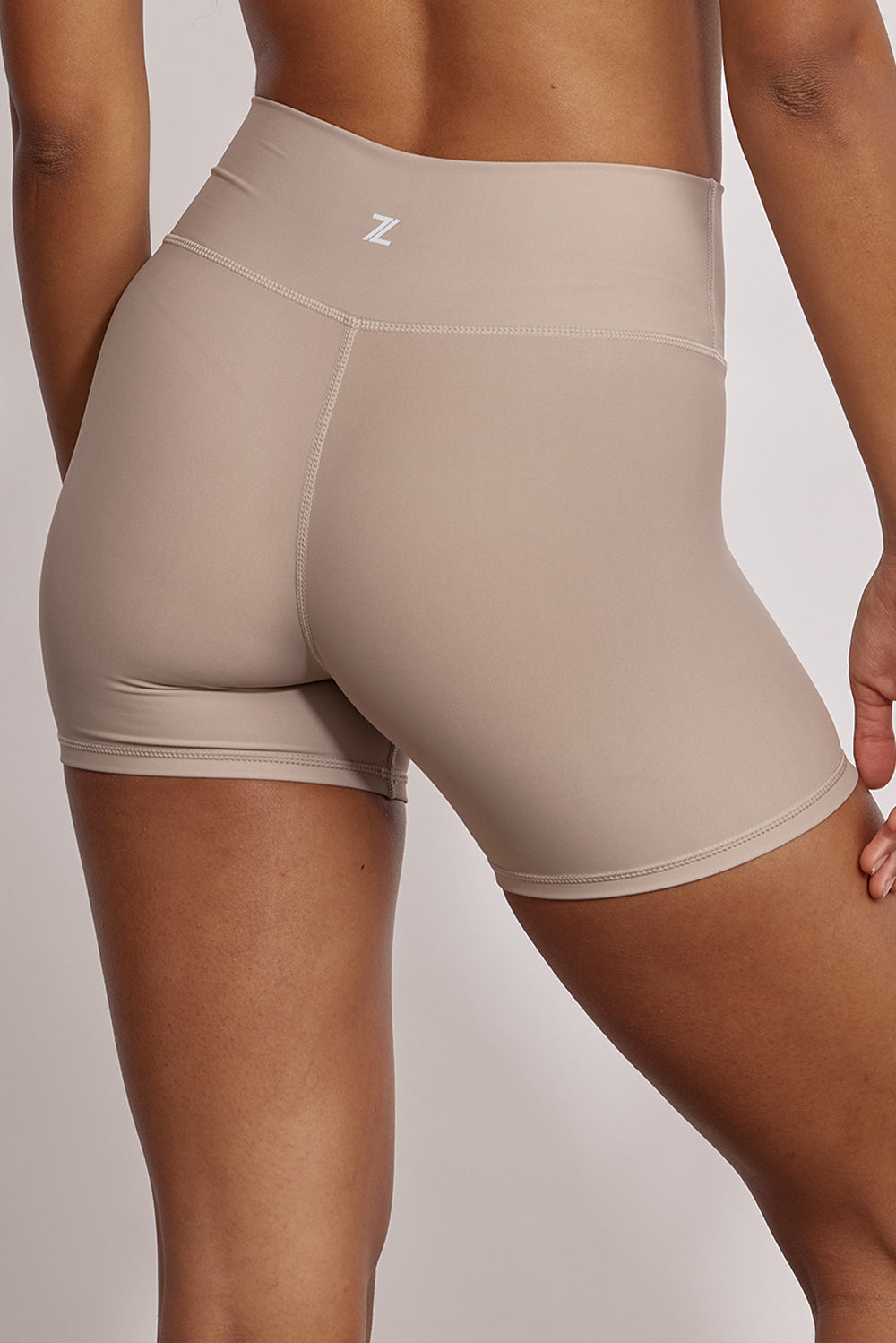 שורט מדגם ADEL 82 מבד 4 כיוונים המתקדם, בגוון אפור