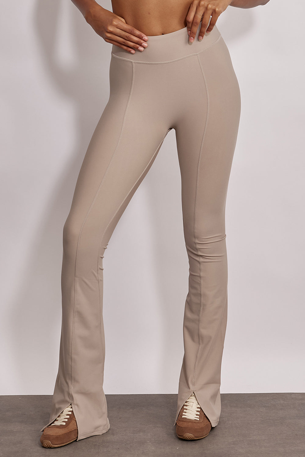 טייץ מתרחב מדגם ADEL 92 עם פתח בסיומת הרגל הקדמית ותיפורים לאורך הרגל בוון אפור