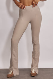 טייץ מתרחב מדגם ADEL 92 עם פתח בסיומת הרגל הקדמית ותיפורים לאורך הרגל בוון אפור