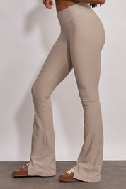 טייץ מתרחב מדגם ADEL 92 עם פתח בסיומת הרגל הקדמית ותיפורים לאורך הרגל בוון אפור