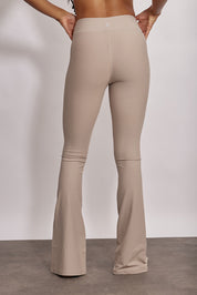 טייץ מתרחב מדגם ADEL 92 עם פתח בסיומת הרגל הקדמית ותיפורים לאורך הרגל בוון אפור