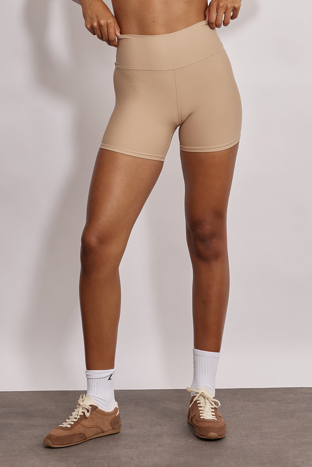 שורט מדגם ADEL 82 מבד 4 כיוונים המתקדם, בגוון ניוד