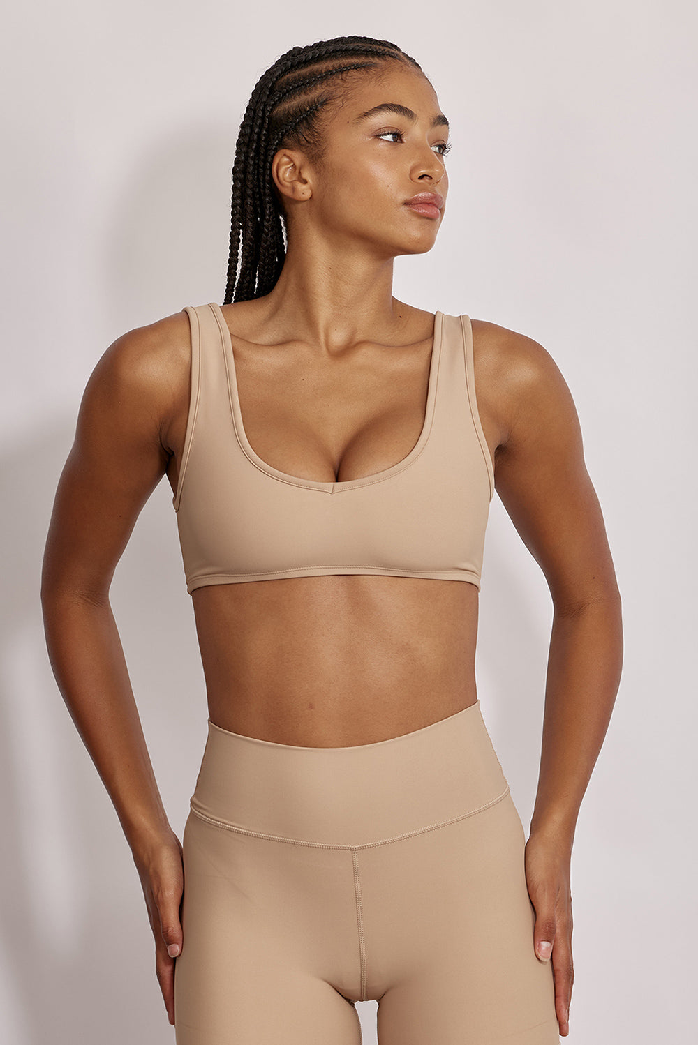 טופ מדגם ADEL 88 מבד 4 כיוונים המתקדם, בגזרת וי, הטופ ללא ריפוד נשלף וללא פתח להכנסת ריפוד - בגוון ניוד