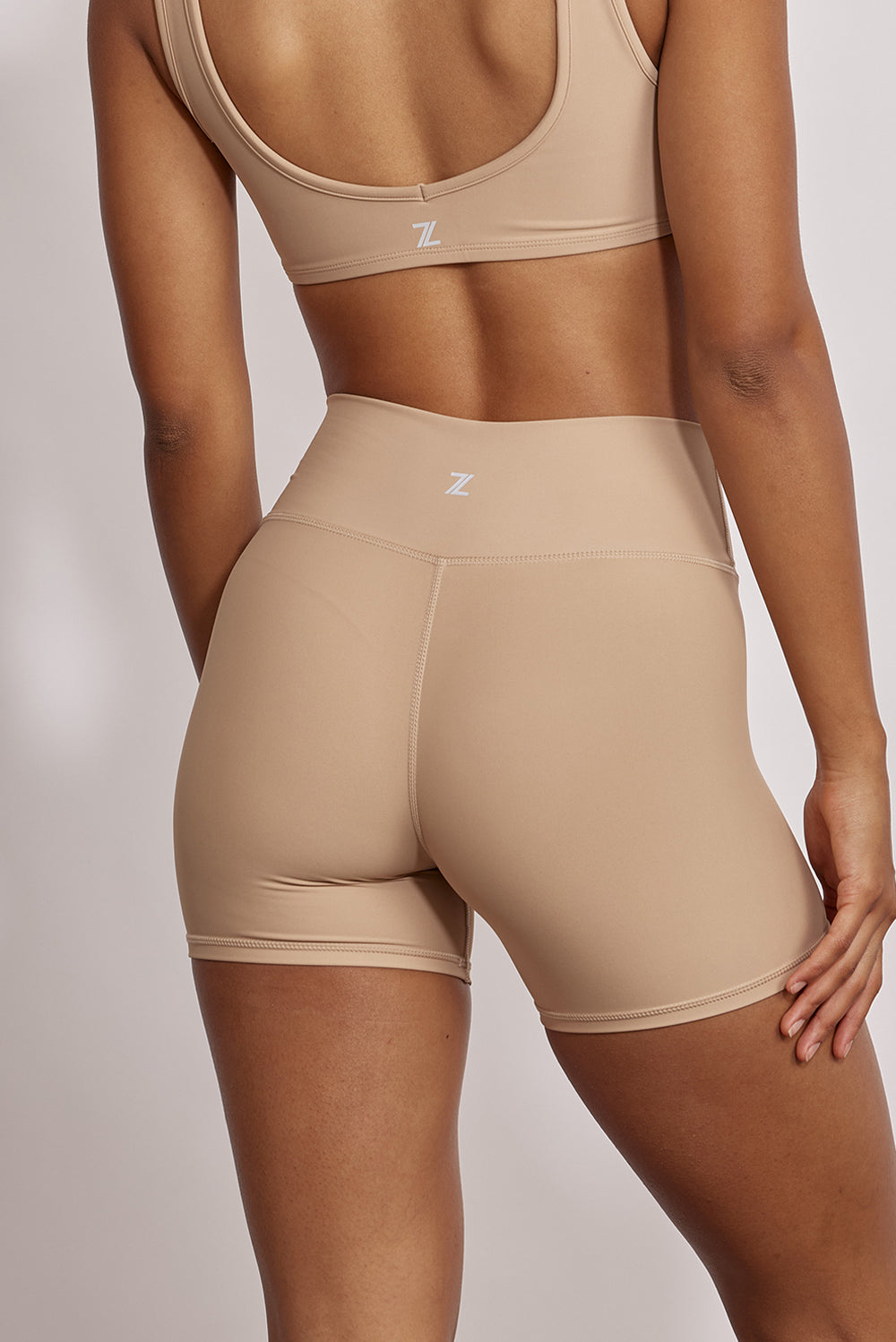 שורט מדגם ADEL 82 מבד 4 כיוונים המתקדם, בגוון ניוד