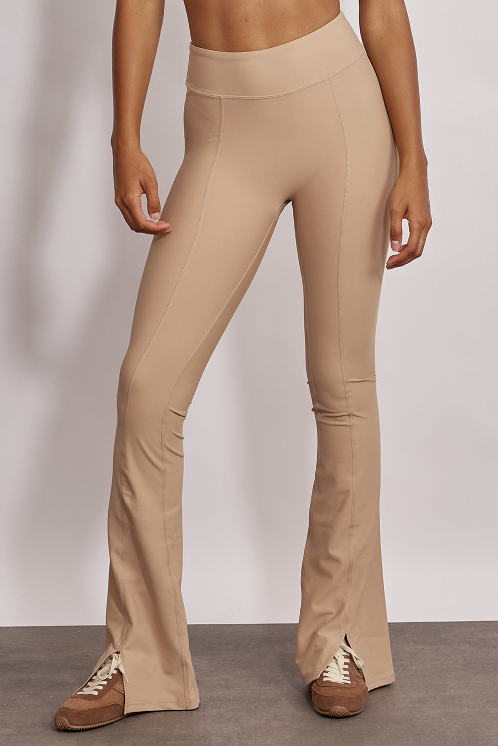 טייץ מתרחב מדגם ADEL 92 עם פתח בסיומת הרגל הקדמית ותיפורים לאורך הרגל בוון ניוד