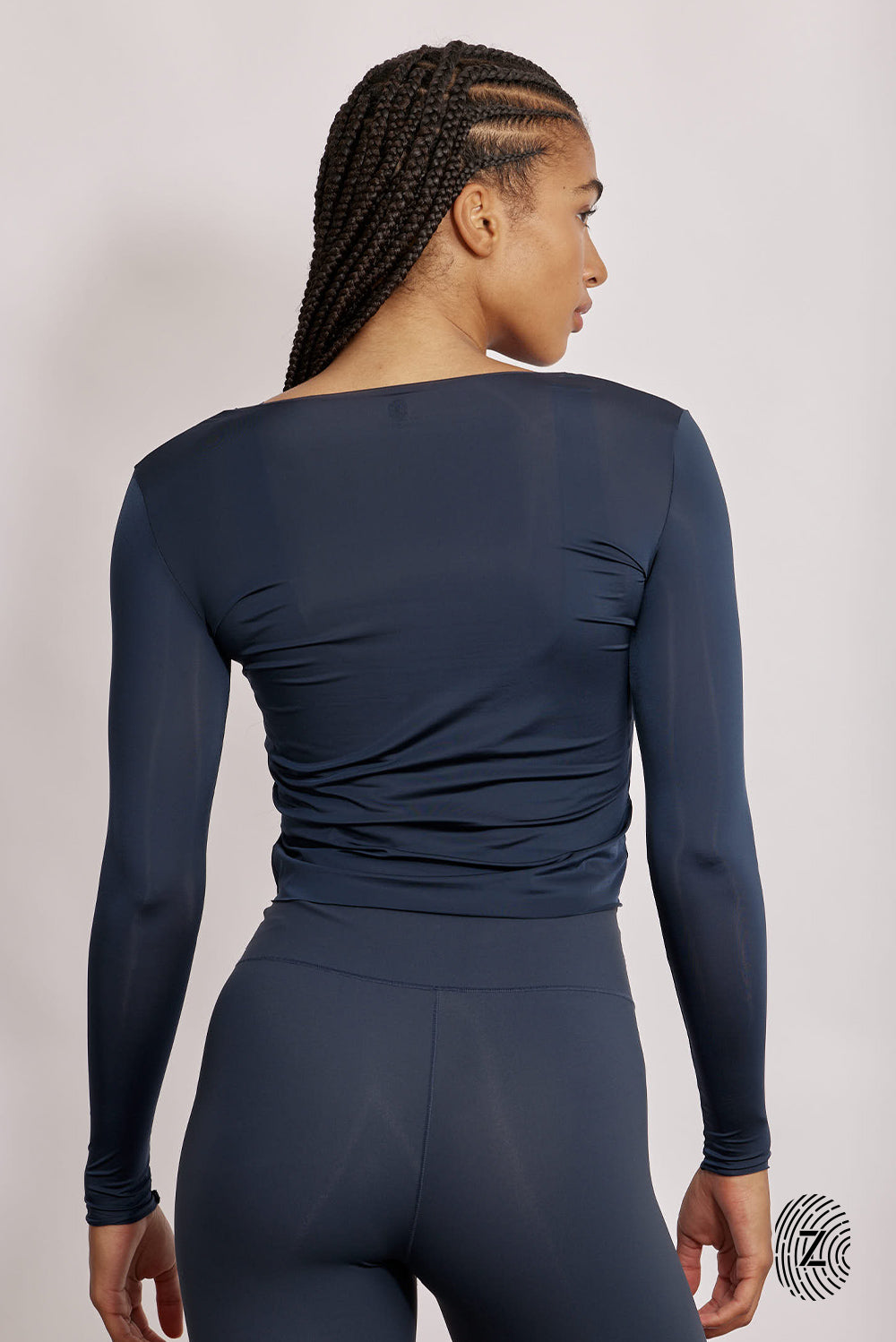 חולצת שרוול ארוך - מבד שאינו אטום, צווארון עגול, החולצה מבד דק ואינה ארוכה מדי באורכה. גוון כחול נייבי/כהה