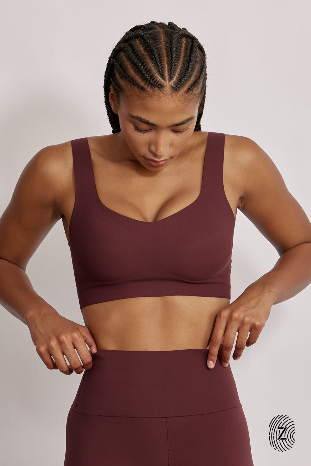 טופ ספורט בטכנוגליית הדבקות, כתפייה עבה, ריפוד נשלף, מומלץ לבעלות חזה גדול, בגוון בורדו