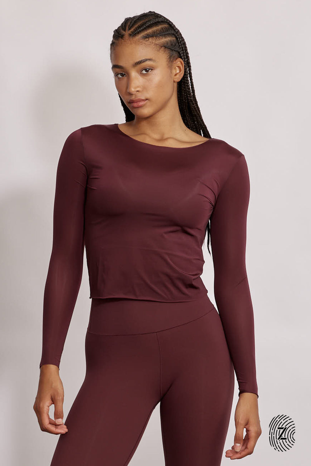 חולצת שרוול ארוך - מבד שאינו אטום, צווארון עגול, החולצה מבד דק ואינה ארוכה מדי באורכה. גוון בורדו