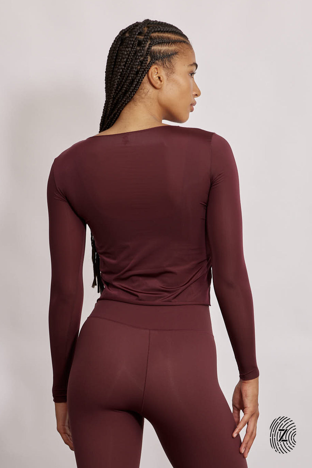 חולצת שרוול ארוך - מבד שאינו אטום, צווארון עגול, החולצה מבד דק ואינה ארוכה מדי באורכה. גוון בורדו