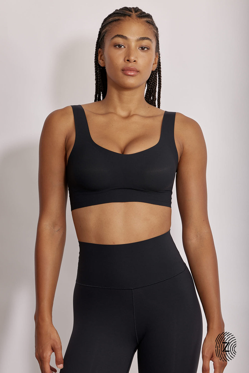 טופ ספורט בטכנוגליית הדבקות, כתפייה עבה, ריפוד נשלף, מומלץ לבעלות חזה גדול, בגוון שחור