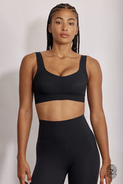 טופ ספורט בטכנוגליית הדבקות, כתפייה עבה, ריפוד נשלף, מומלץ לבעלות חזה גדול, בגוון שחור