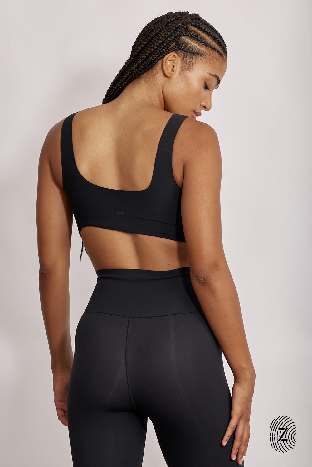טופ ספורט בטכנוגליית הדבקות, כתפייה עבה, ריפוד נשלף, מומלץ לבעלות חזה גדול, בגוון שחור