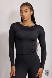 חולצת שרוול ארוך - מבד שאינו אטום, צווארון עגול, החולצה מבד דק ואינה ארוכה מדי באורכה. גוון שחור