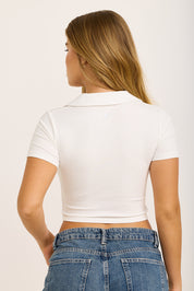 קולקציית אדל - חולצת שרוול קצר, צווארון פולו, גזרת בטן - גוון לבן תמונת גב