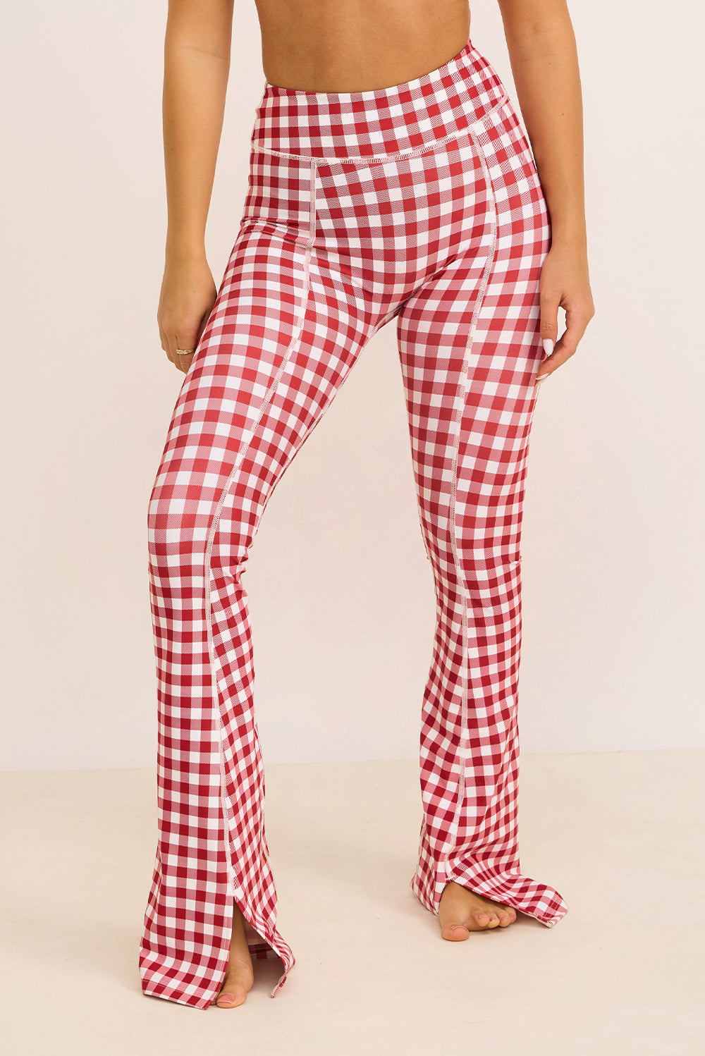 קולקציה בעיצובה של אדל בספלוב -טייץ פדלפון מתרחב עם שסע בסיומת בהדפס משובץ אדום לבן