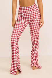 קולקציה בעיצובה של אדל בספלוב -טייץ פדלפון מתרחב עם שסע בסיומת בהדפס משובץ אדום לבן