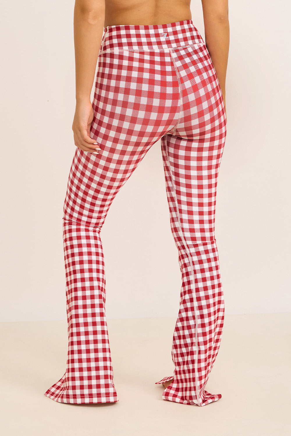 קולקציה בעיצובה של אדל בספלוב -טייץ פדלפון מתרחב עם שסע בסיומת בהדפס משובץ אדום לבן