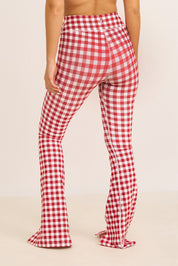 קולקציה בעיצובה של אדל בספלוב -טייץ פדלפון מתרחב עם שסע בסיומת בהדפס משובץ אדום לבן