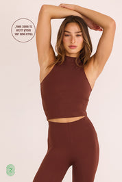 טופ גופייה ארוך בשילוב שכבה פנימית בגוון חום, בד מחטב מאוד ולכן מומלץ לקחת מידה אחת יותר.