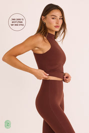 טופ גופייה ארוך בשילוב שכבה פנימית בגוון חום, בד מחטב מאוד ולכן מומלץ לקחת מידה אחת יותר.