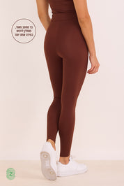 טייץ מחטב מאוד בגוון חום, בדגם זה מומלץ לרכוש מידה אחת יותר.