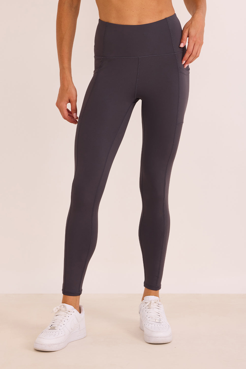 טייץ ארוך בגזרה גבוהה בגוון אפור, שרוך פנימי וכיסים צדדים (המתאימים לפלאפון)