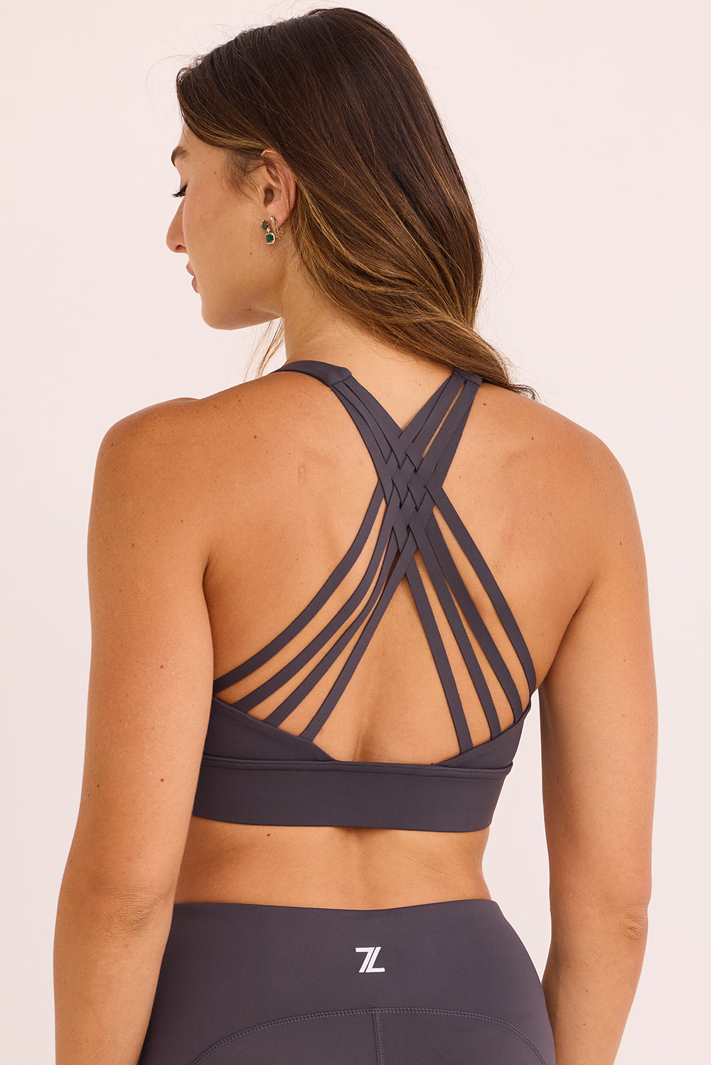 טופ ספורט בשילוב ריפוד נשלף, גומי עבה, מפתח עמוק, וחוטים בגב הטופ בגוון אפור.