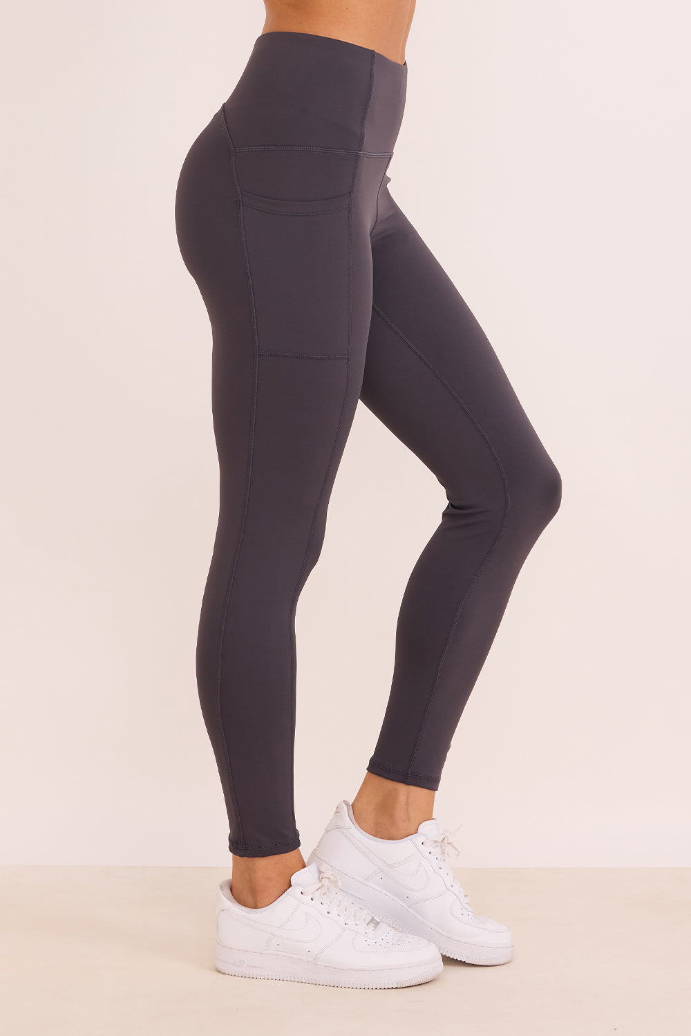 טייץ ארוך בגזרה גבוהה בגוון אפור, שרוך פנימי וכיסים צדדים (המתאימים לפלאפון)