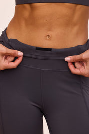 טייץ ארוך בגזרה גבוהה בגוון אפור, שרוך פנימי וכיסים צדדים (המתאימים לפלאפון)