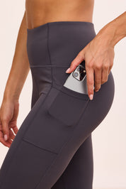 טייץ ארוך בגזרה גבוהה בגוון אפור, שרוך פנימי וכיסים צדדים (המתאימים לפלאפון)