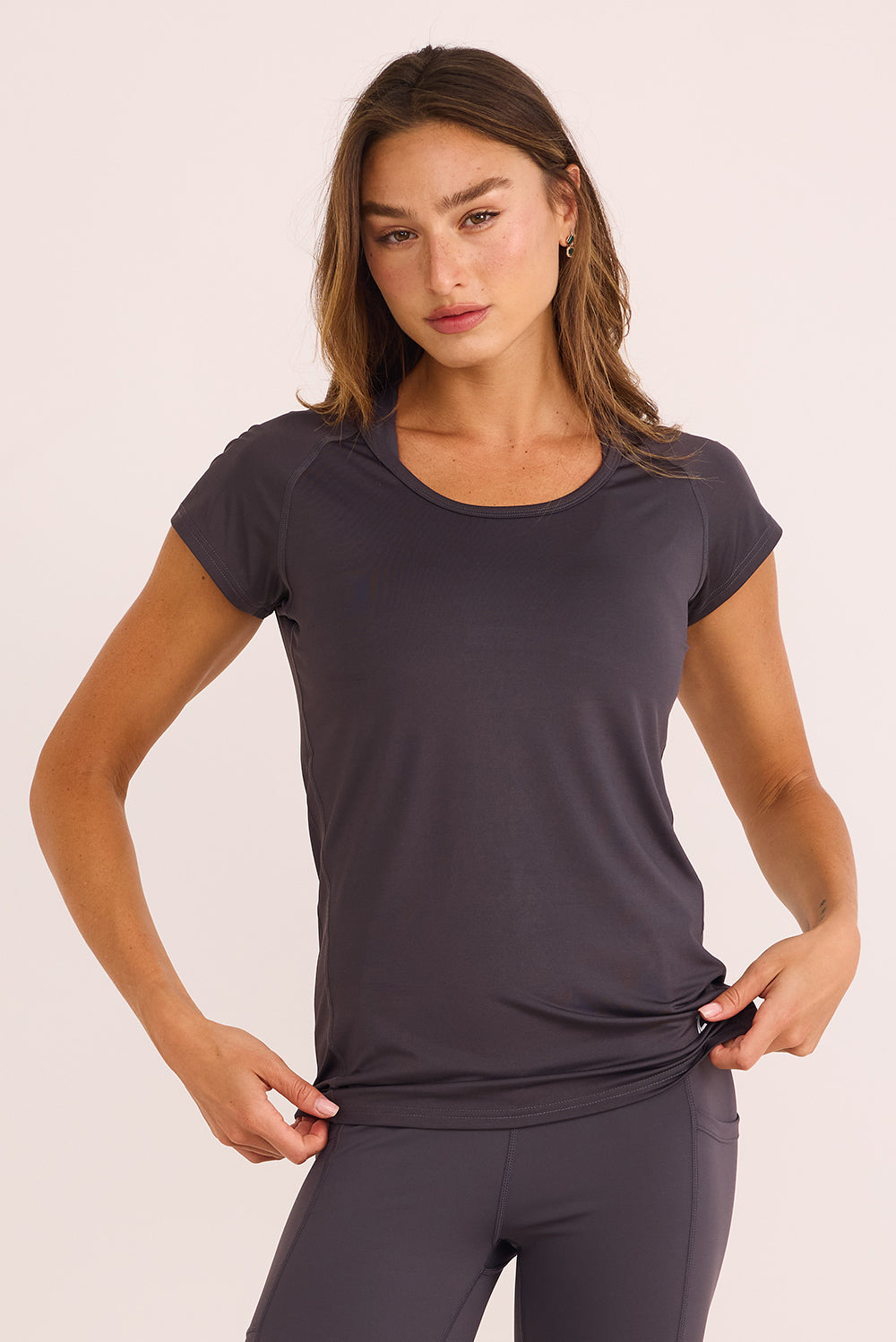 חולצת ספורט מבד מנדף זיעה, בשרוול קצר, מפתח עגול בגוון אפור