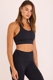 טופ ספורט בשילוב ריפוד נשלף, גומי עבה, מפתח עמוק, וחוטים בגב הטופ בגוון שחור.