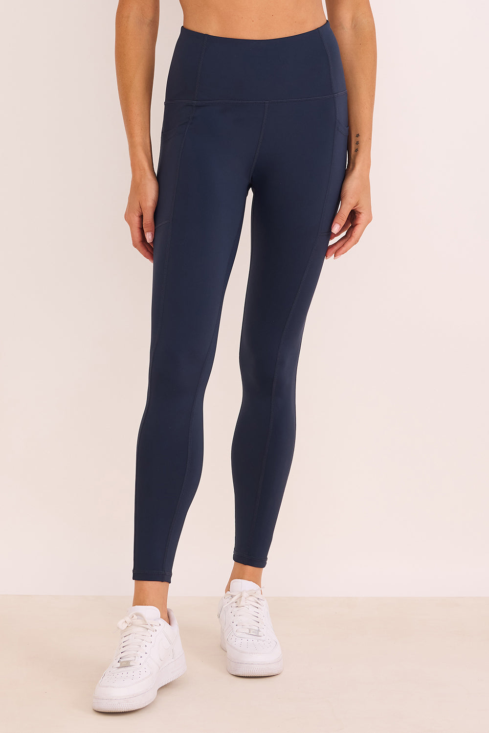 טייץ ארוך בגזרה גבוהה בגוון כחול נייבי, שרוך פנימי וכיסים צדדים (המתאימים לפלאפון)