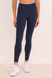 טייץ ארוך בגזרה גבוהה בגוון כחול נייבי, שרוך פנימי וכיסים צדדים (המתאימים לפלאפון)