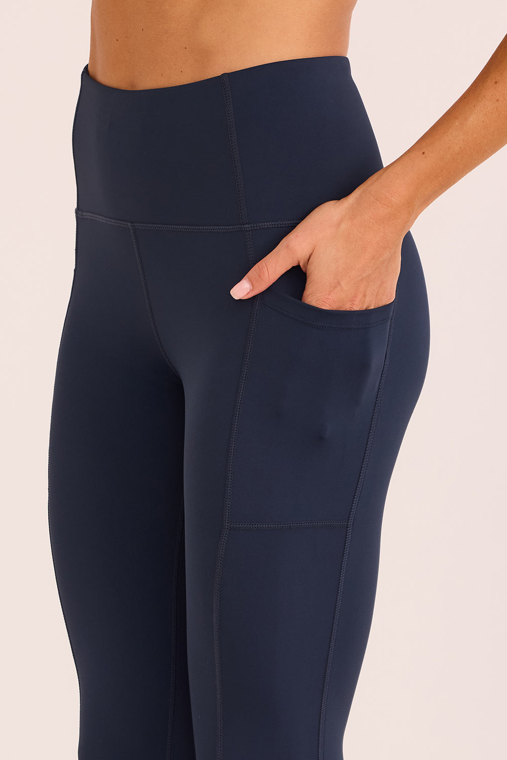 טייץ ארוך בגזרה גבוהה בגוון כחול נייבי, שרוך פנימי וכיסים צדדים (המתאימים לפלאפון)