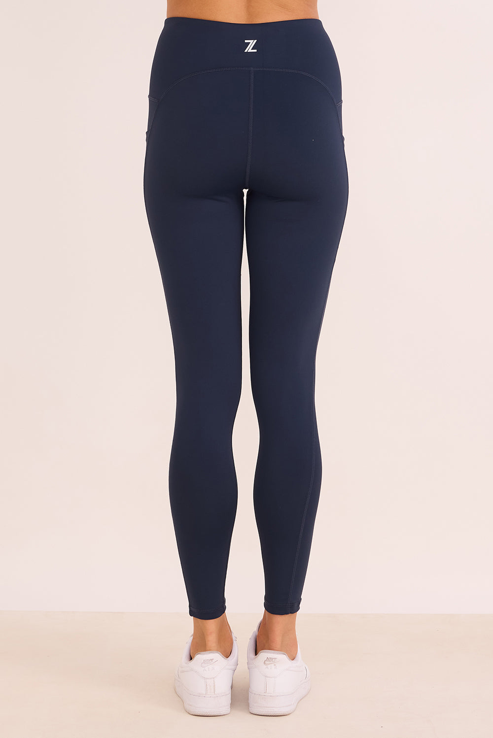 טייץ ארוך בגזרה גבוהה בגוון כחול נייבי, שרוך פנימי וכיסים צדדים (המתאימים לפלאפון)