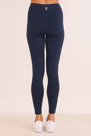 טייץ ארוך בגזרה גבוהה בגוון כחול נייבי, שרוך פנימי וכיסים צדדים (המתאימים לפלאפון)