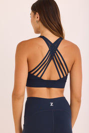 טופ ספורט בשילוב ריפוד נשלף, גומי עבה, מפתח עמוק, וחוטים בגב הטופ בגוון כחול נייבי.