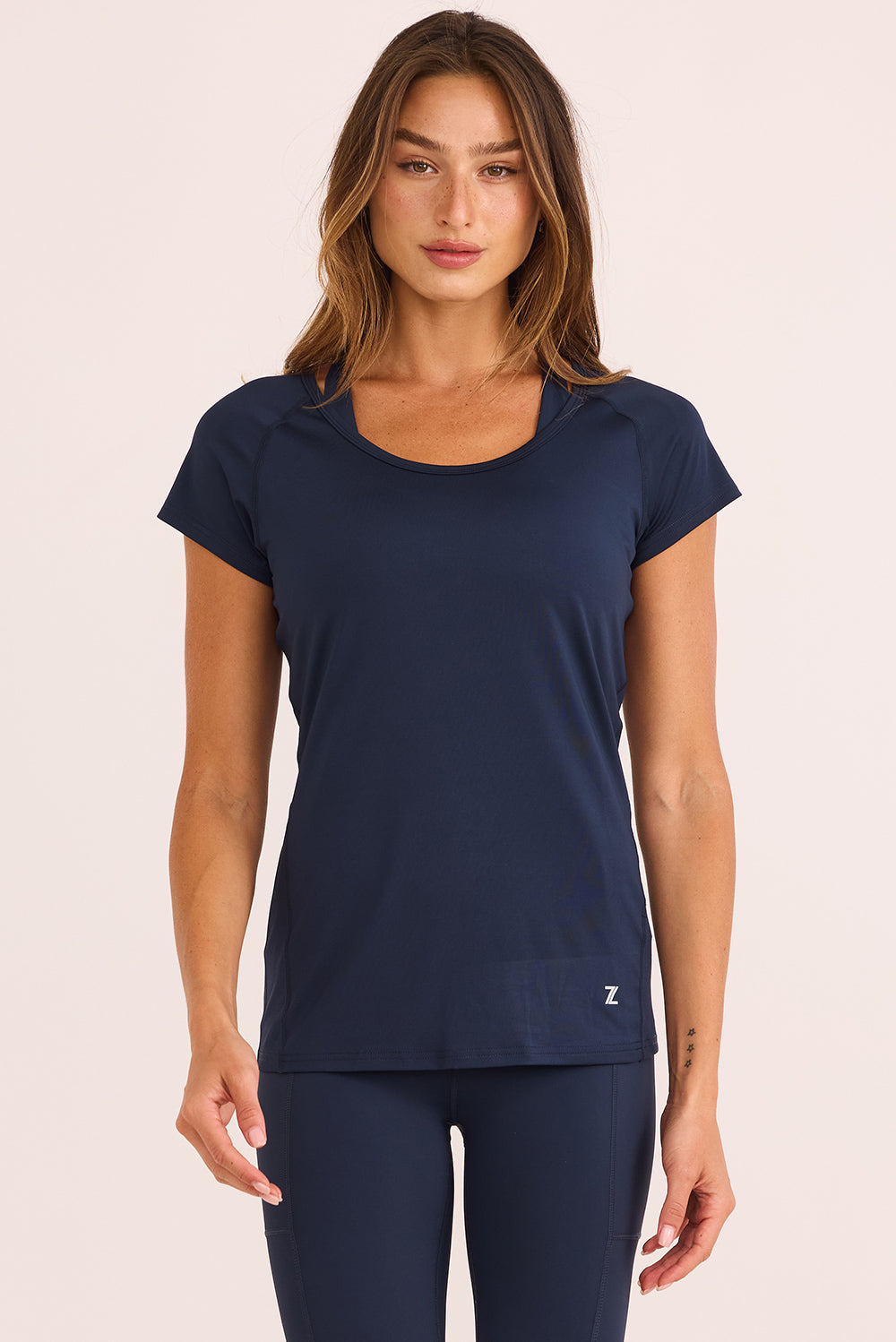 חולצת ספורט מבד מנדף זיעה, בשרוול קצר, מפתח עגול בגוון כחול נייבי